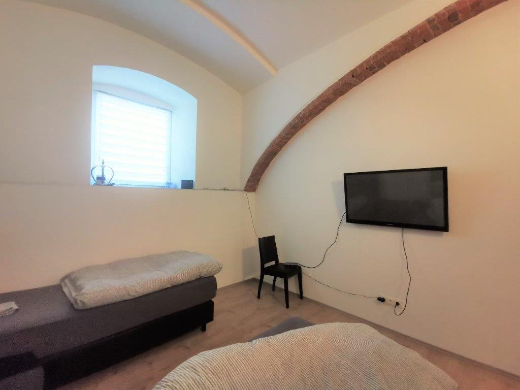 Schlafzimmer mit TV und Gewölbe