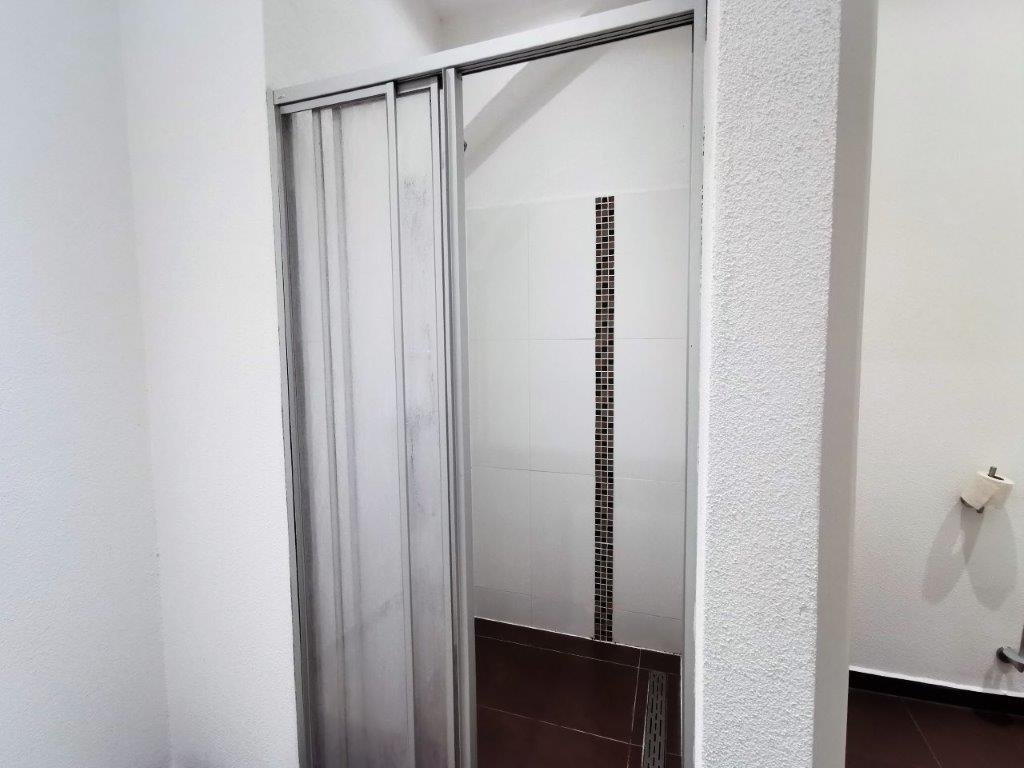 Schlafzimmer mit TV an der Wand